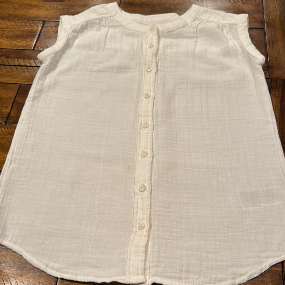 Very good condition girl’s GAP white sleeveless shirt. Size Small.